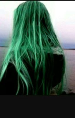Девушка с зелёными волосами.