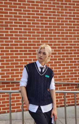 Ты сидишь у окна