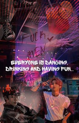 Все вокруг танцуют, пьют и веселятся. 