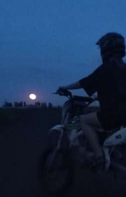 девушка с мотоциклом 