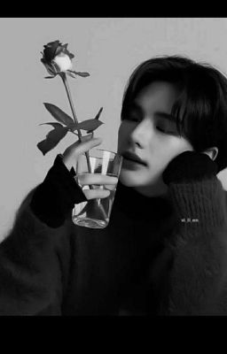 за окнами виден ливень а Хёнджин сидит на полу