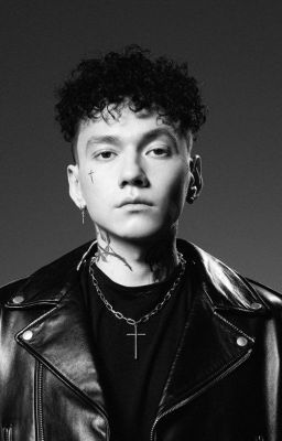 Человек с зависимостями пытается найти любовь