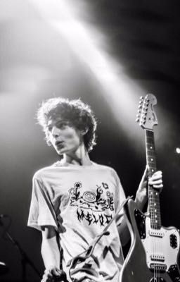 Мальчик с плакатов на стене 