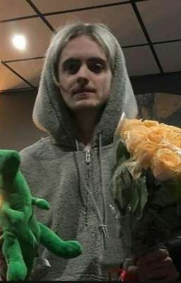 девочка в конверсах 