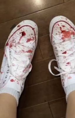 Вытирая с конверсов кровь