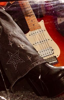 Подвеска с гитарой 