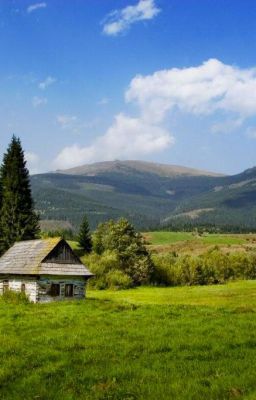 Одинокий дом на холме.