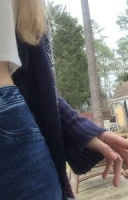 Девушка напротив.