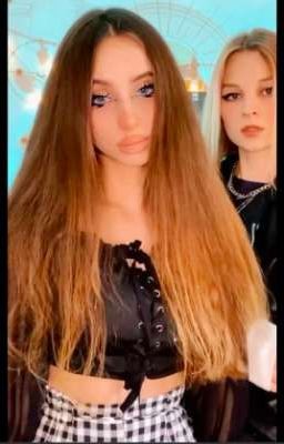 Дружеский поцелуй или ...