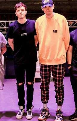 Парень в клетчатых штанах