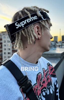 Она курила сигареты и всем нравилась