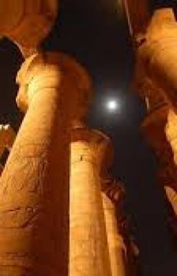 Ты лишь одна в ночи, в сиянье серебра.