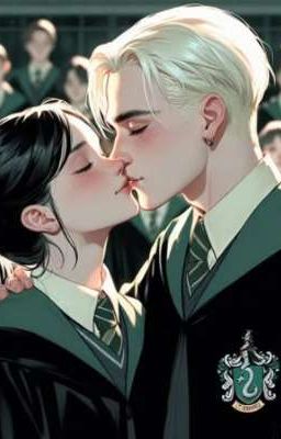 Запах роз и яблоки.