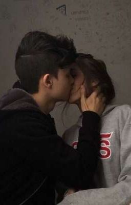 Высокий мужчина в чёрных очках