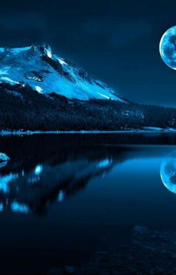 Под светом Луны