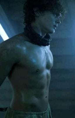 монстр в руках человека