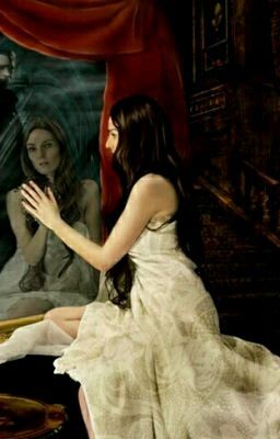 За зеркалом