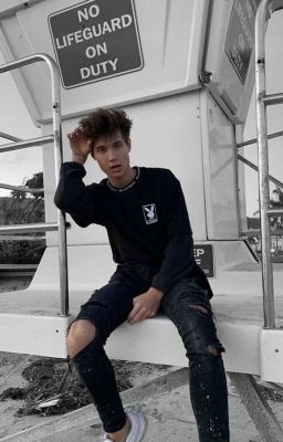 Целуй меня, пока не надоест.