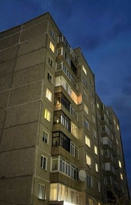 Девушка из квартиры напротив 