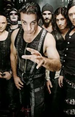 гирлянда на шее.