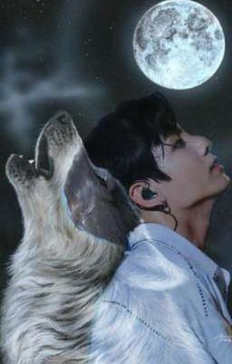 Полная луна на вершине горы.