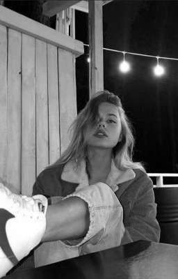 она смотрела на незнакомца 