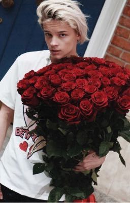 ,,...Первая любовь и приключения на 🍑...''