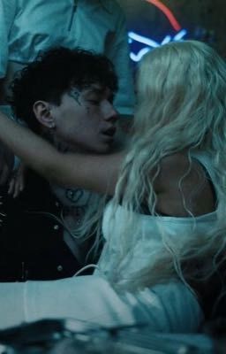 Скажи, в кого ты влюблена? 