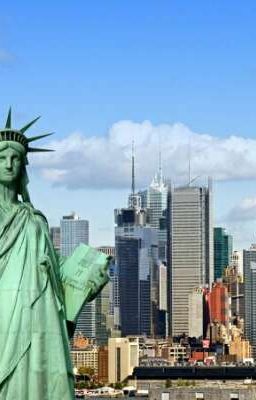 Кружка опрокинутого кофе, на белую рубашку 