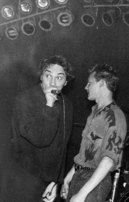 Сигарета мелькает во тьме