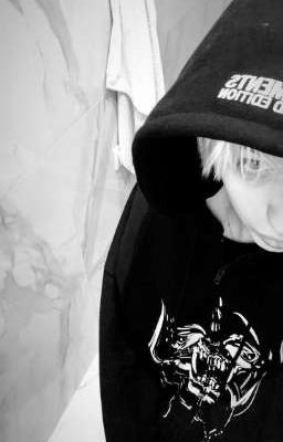 он преследует меня