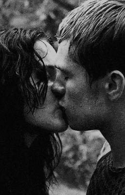 𝙒𝙚 𝙢𝙚𝙩 𝙖𝙩 𝙢𝙞𝙙𝙣𝙞𝙜𝙝𝙩 𝙤𝙣 𝙩𝙝𝙚 𝙝𝙖𝙣𝙜𝙞𝙣𝙜 𝙩𝙧𝙚𝙚...