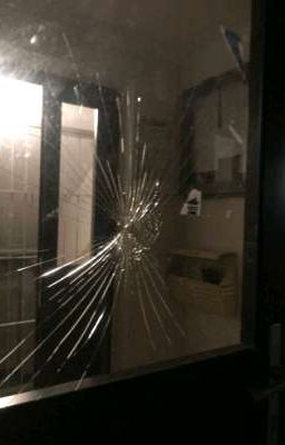 Что таится за зеркалом в ванной ?