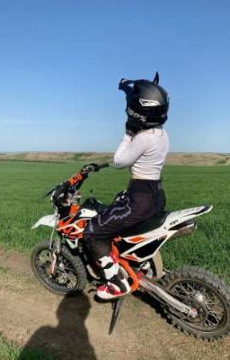  питбайкерша и питбайкер