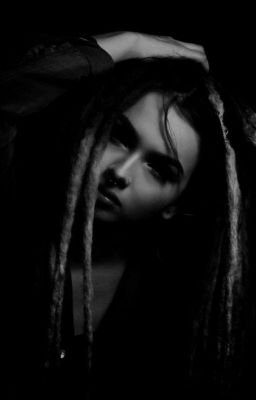 Она танцует (зарисовка девочки с дредами)