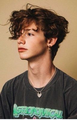 Мальчик сломал эту куколку